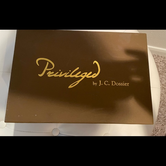 New in box! STUNNING Micro-Suede pumps with large bow and gold tone heels! - Picture 2 of 6